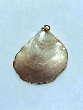 VINTAGE Shell Pendant